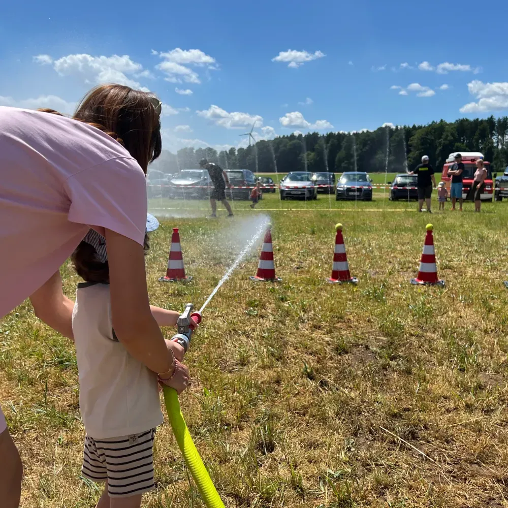 Die Tennisbälle mussten von den Kegeln gespritzt werden