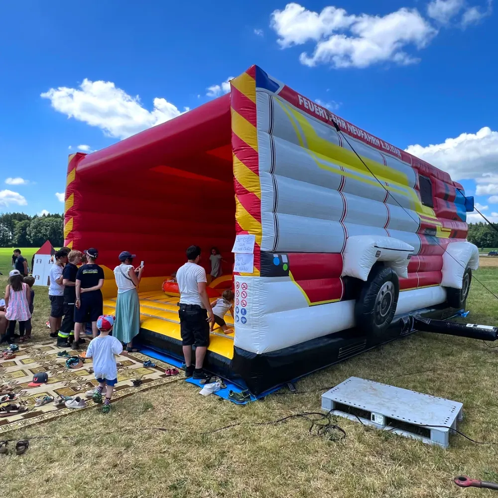 Die legendäre Hüpfburg der Freiwilligen Feuerwehr Neufahrn l. d. Isar