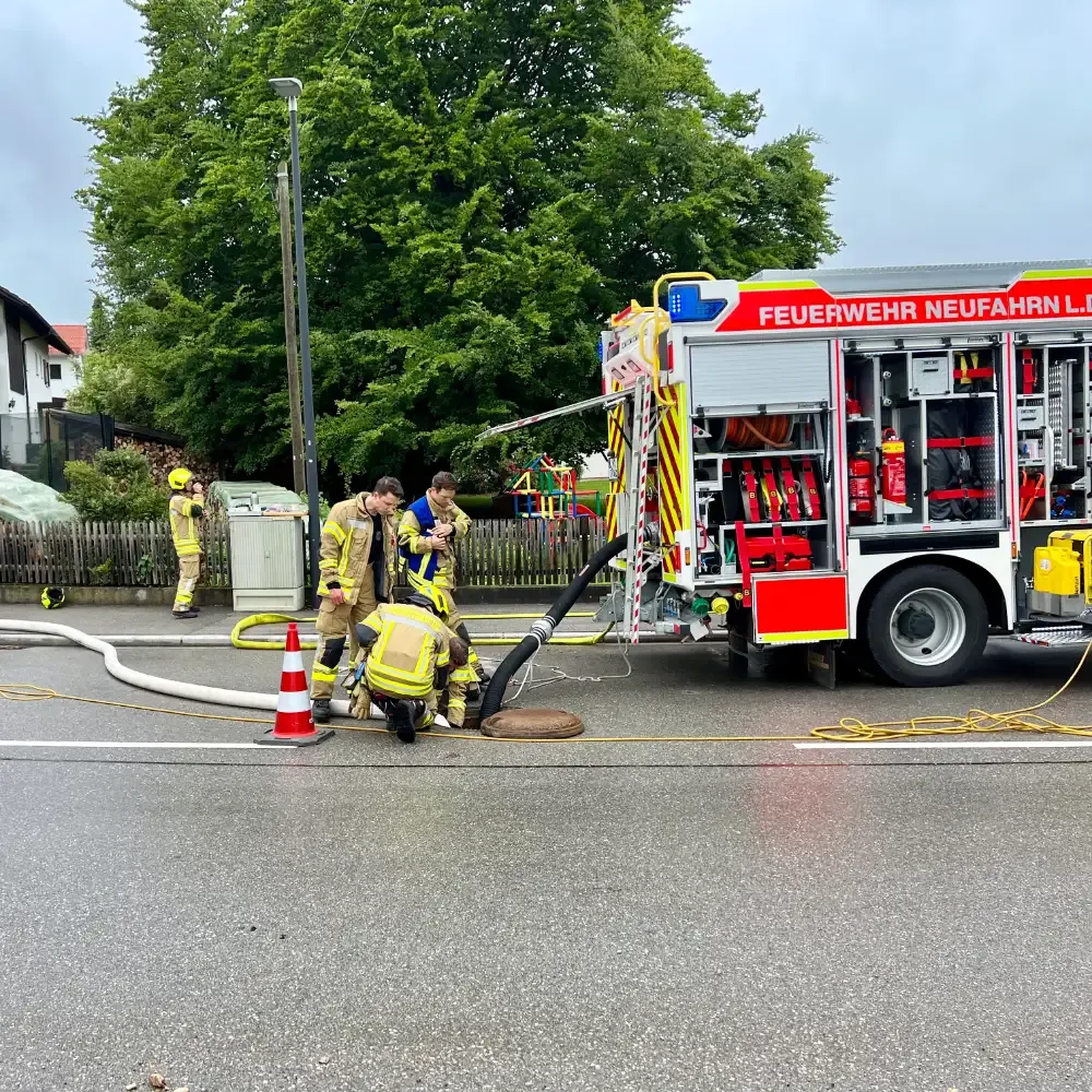Abpumpen von Überlaufbehältern nach einem Unwetter im Ortsgebiet