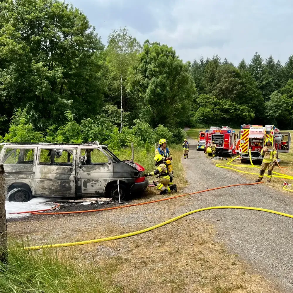 Brand eines PKW am Waldrand